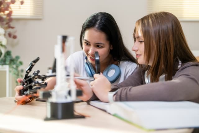 Online A Levels vs Traditional Sixth Form: A Comparison